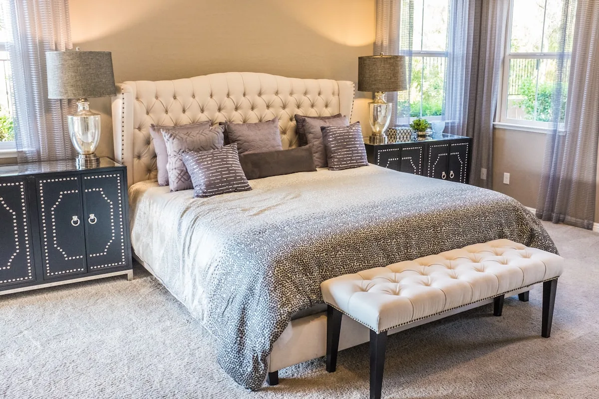 Dormitorio con muebles auxiliares de madera a ambos lados de la cama